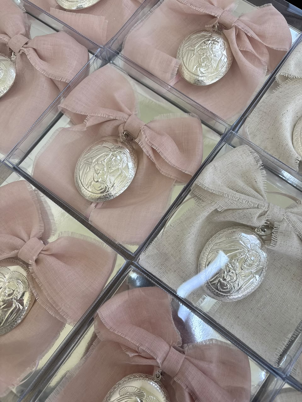 Linen Bow Medallion - Sagrada Familia