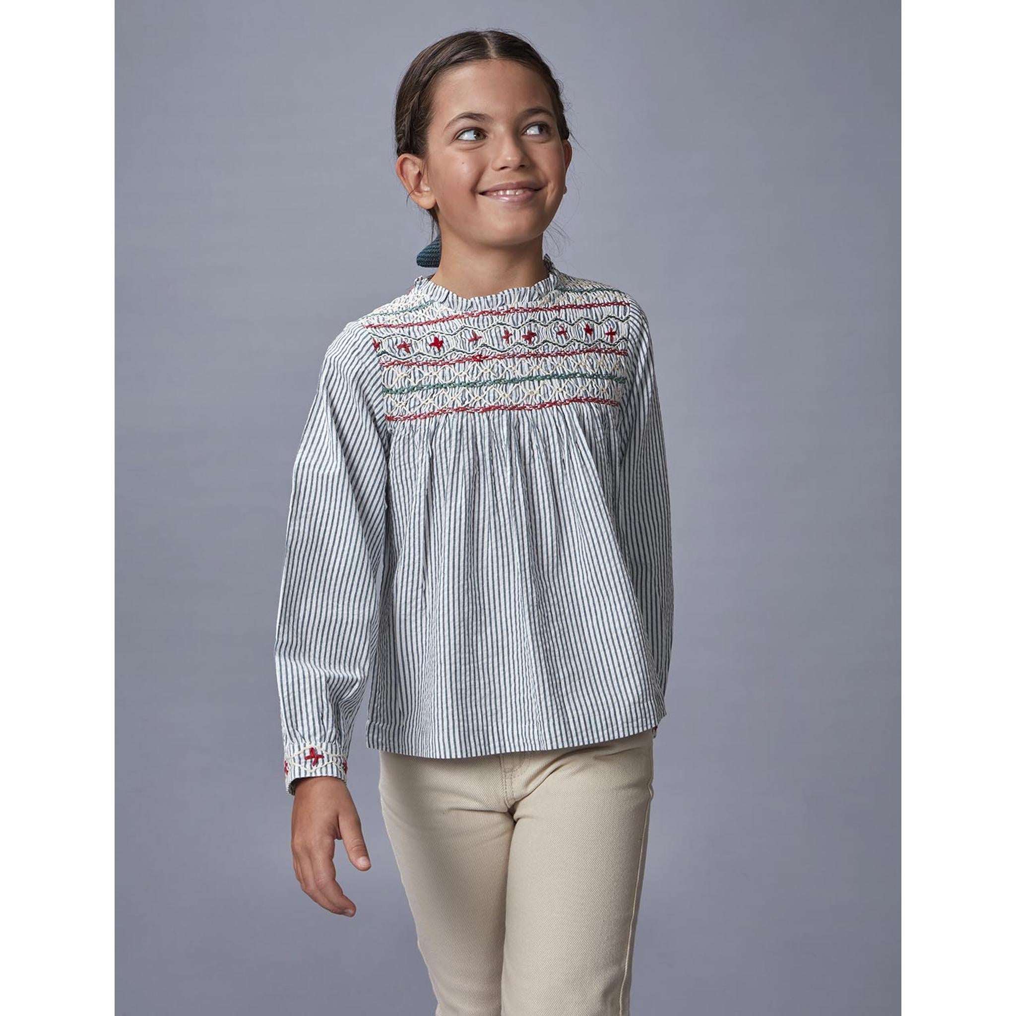 Blusa de rayas con nido de abeja a mano azul claro