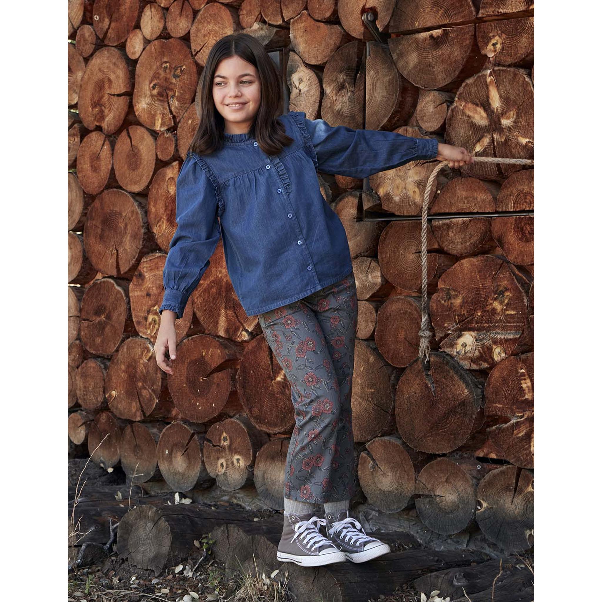 Blusa vaquera con volantes y pantalon estampado verder