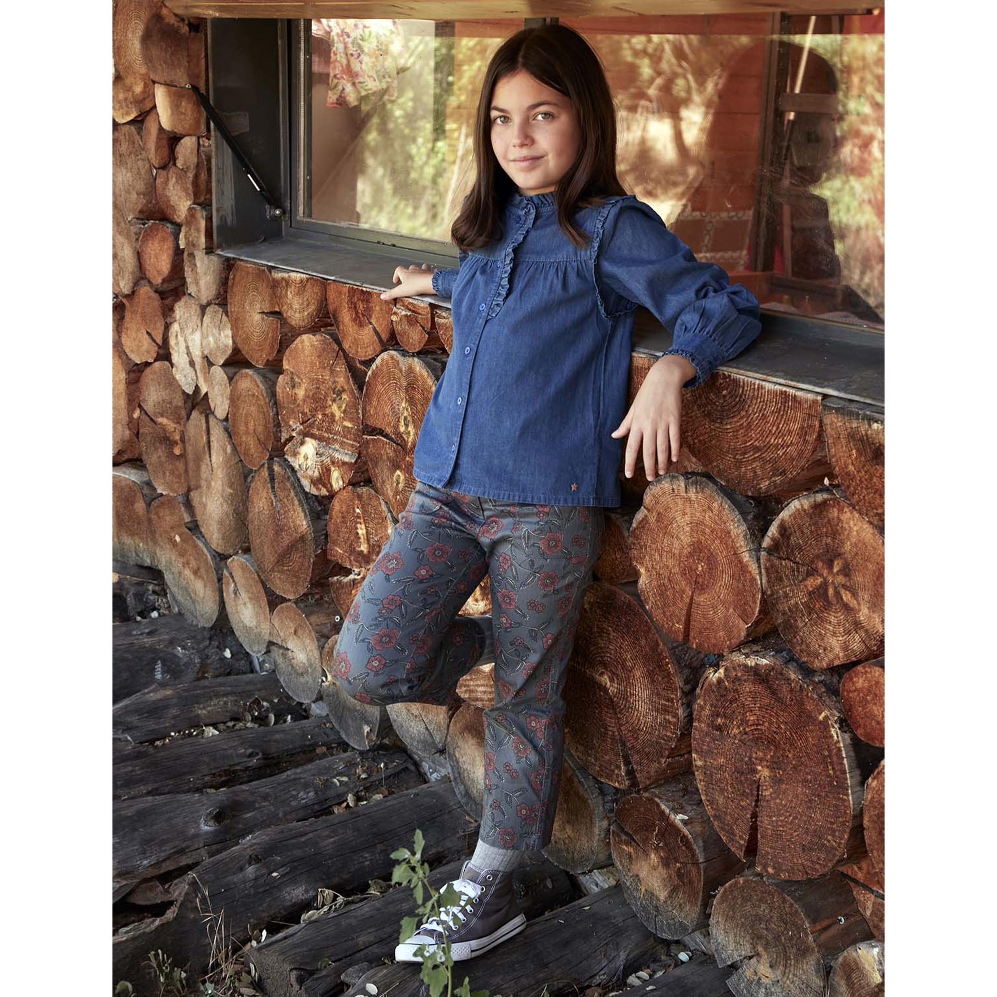 Blusa vaquera con volantes y pantalon estampado verder